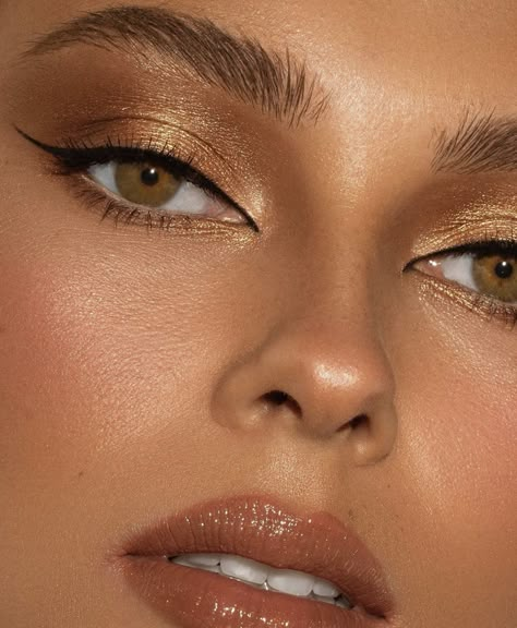 Glowing Goddess Makeup, Golden Shimmer Eye Makeup, Greece Goddess Makeup, Golden Makeup Tutorial, Greek Goddess Make Up, Dune Inspired Makeup, Aphrodite Makeup Goddesses, Gold Prom Makeup Looks, Golden Eyeshadow Looks