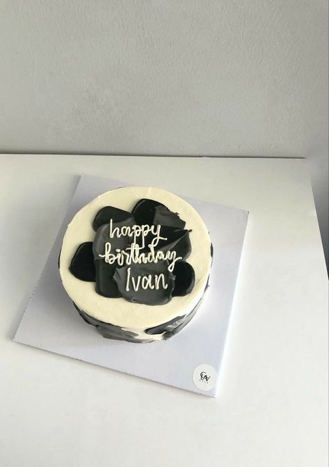 Aesthetic Bday Cakes For Men, Cake Designs For Men Simple, Cake Birthday Korea Simple Black, Korean Cake Simple Design, Korean Cake Birthday Simple, Simple Bento Cake Design, Cute Cake Designs For Boyfriend, Korean Cake For Boyfriend, Minimalist Cake Birthday Men