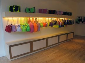 Purses are just as important as tops, right? We love this creative display technique (not seen very often) in which purses take the spot of clothes. #RetailDisplay Scarves Display, Bag Store Display, Diy Purse Organizer, Market Aesthetic, Purse Display, Stand Feria, Handbag Display, Architecture Practice, Boutique Inspiration