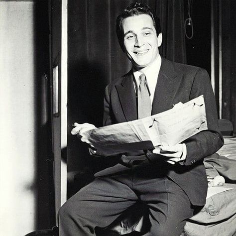 perry como on Instagram: “1940s” 1940s Music, Vintage Actors, Gentle Man, Handsome Devil, Male Singers, People Reading, Perry Como, Golden Oldies, Classy Men