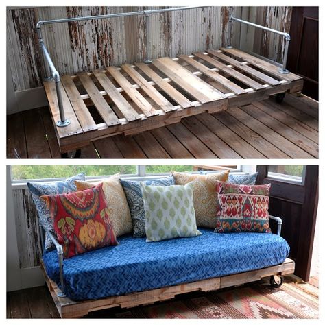 Pallet Furniture Cushions, Shabby Chic Decorating, Diy Pallet Couch, Diy Daybed, Pallet Garden Furniture, Pallet Couch, Pallet Sofa, Diy Couch, Diy Sofa