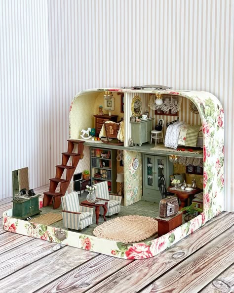 Suitcase Dollhouse, Travel Dollhouse, Doll Suitcase, Doll Furniture Diy, Mini Doll House, Doll House Plans, Doll House Crafts, Dolls House Interiors, Miniature Rooms