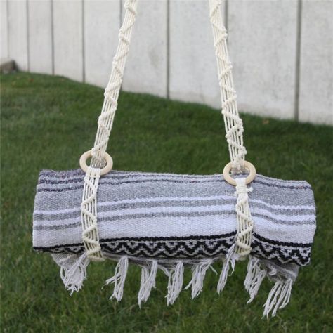 Macrame Blanket, Beach Towel Holder, Towel Holder Diy, Blanket Holder, Strap Yoga, Cheap Diy Crafts, Simple Macrame, Yoga Mat Strap, Beach Towel Bag