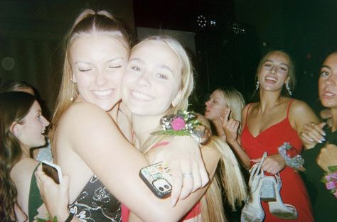 Homecoming Film Pictures, Prom Disposable Camera, Disposable Camera Aesthetic Party, Prom With Friends Aesthetic, Prom Film Pictures, Getting Ready Prom Photos, Disposable Camera Prom, Digital Camera Prom Photos, Prom On Film