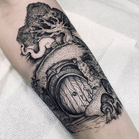 Bag end tattoo done by Henbo Henning Hobbit Tattoo, Tolkien Tattoo, Ink Master Tattoos, Grace Tattoos, Lotr Tattoo, Lord Of The Rings Tattoo, Bag End, Fantasy Tattoos, Ring Tattoos