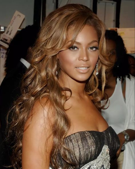 Beyonce Eyebrows, Beyonce 2000, Beyonce Hair Color, 2000 Makeup, Beyonce Makeup, Beyonce 2000's, 2000s Hair, Beyonce Blonde, Light Auburn Hair