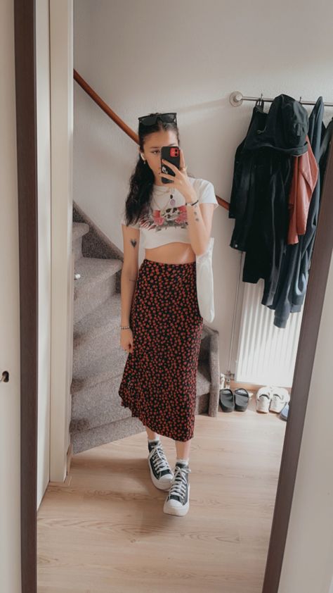 Converse Long Skirt Outfit, Converse With Long Skirt, Long Skirt With Converse, Hi Top Vans Outfit, Converse High Outfit, Ootd Totebag, Teen Ootd, Chic Skirt Outfits, Red Converse Outfit