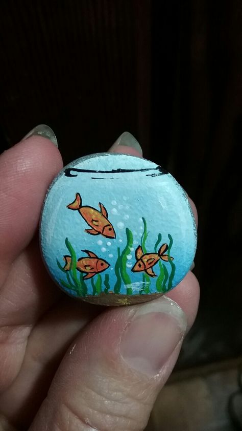 Fish bowl painted rock- kindness rocks project Rock Painting Fish, Koi Fish Painted Rock, Painted Rock Fish, Goldfish Rock Painting, Fish Painted Rocks Ideas, Painted Rocks Fish Easy, Rock Painting Ocean Theme, Gold Fish Painting, Fish Rocks