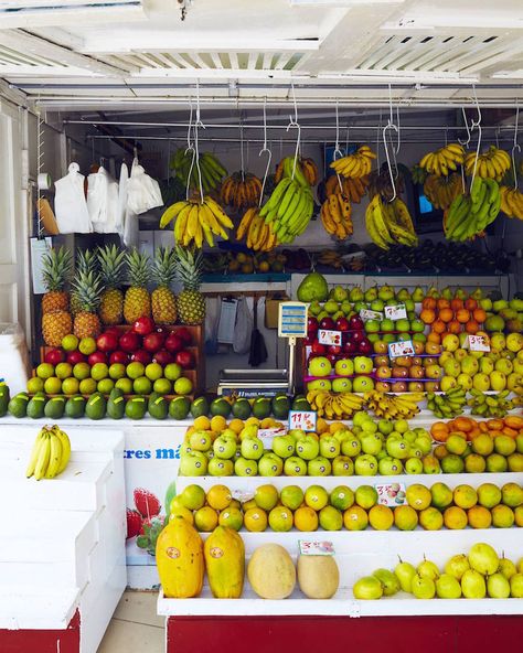 Gaby's Guide to Lima / Surquillo Market Fruit Business Ideas, Fruit Stand Ideas, Fruit Market Design, Fruit Business, Fruit And Veg Shop, Produce Displays, Store Shelves Design, Whats Gaby Cooking, Vegetable Stand