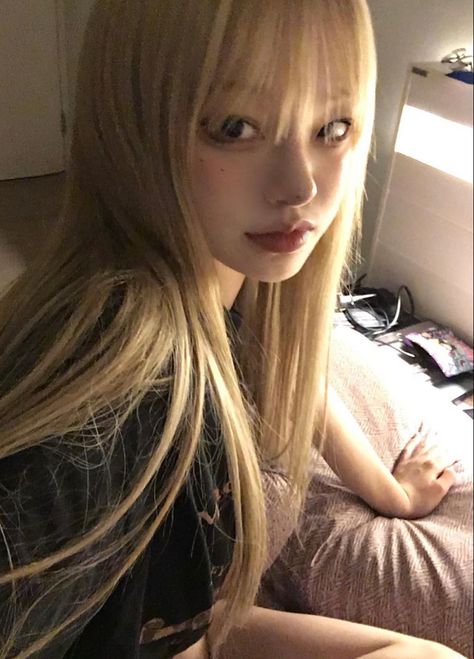 Blonde Hair Japanese, Blonde Asian, Blonde Bangs, Blonde Hair With Bangs, Blonde Hair Girl, Long Blonde Hair, Hair Inspo Color, Pretty Makeup, Blonde Girl