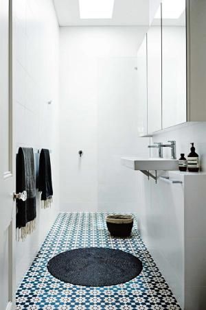 50 Beautiful Bathroom Idas: Invisible Walk-In Shower Narrow Bathroom Designs, Very Small Bathroom, Narrow Bathroom, Bad Inspiration, Gorgeous Bathroom, Tiny Bathrooms, Basement Bathroom, Upstairs Bathrooms, Bathroom Floor Tiles