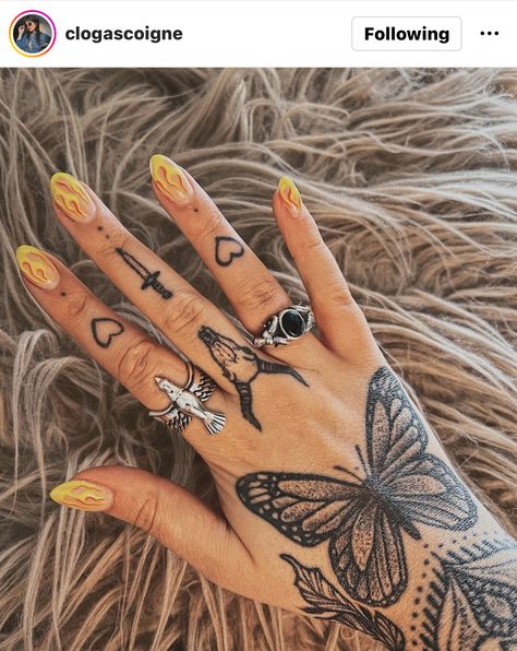 Traditional Hand Tattoo, Tattoos Abstract, Tattoos Colorful, Tattoos Celtic, Hand Tattoo Designs, Cowgirl Tattoos, Tattoos Watercolor, Tattoos Japanese, Tattoos Traditional