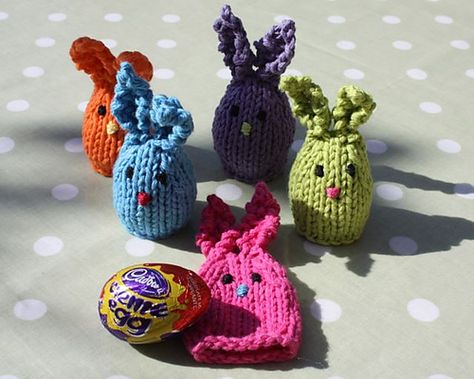 Huggie Bunnies Easter Knits, Easter Knitting, Knitted Bunnies, Bunny Knitting Pattern, Knitted Toys Free Patterns, Knitting Pin, Holiday Knits, Knit Toys, Knitting Patterns Toys