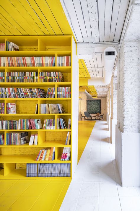 Shelf space inside the office combines color with creativity Office Interior Design Creative, Office Inspiration Workspaces, Interior Design Hd, Yellow Office, Beautiful Bookshelf, Cool Office Space, Meeting Space, Office Space Design, Yellow Room