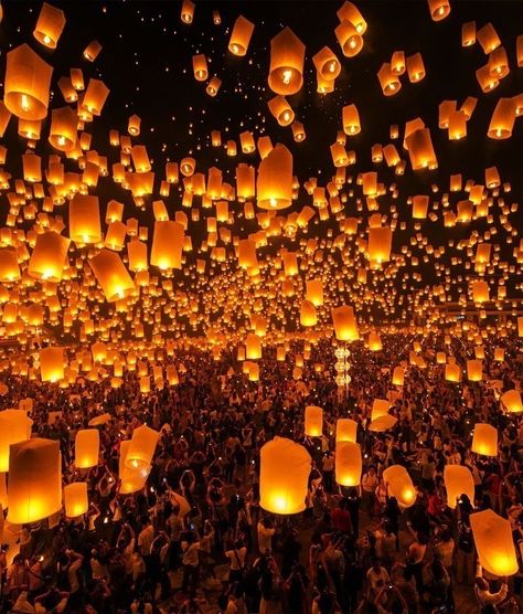 Lantern Festival—Pingxi, Taiwan: Thousands of lanters are floating in the air during this festival. Floating Lanterns, Sky Lanterns, Floating Lights, Festivals Around The World, Lantern Festival, Festival Celebration, Photo Wall Collage, Beautiful Candles, Festival Lights