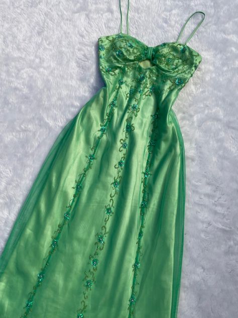 2000s Prom Dress, Prom Dress Pictures, Hot Prom Dress, Satin Prom Dresses, Green Floor, Prom Dress Evening, Tulle Sleeves, Floor Length Prom Dresses, Pretty Prom Dresses