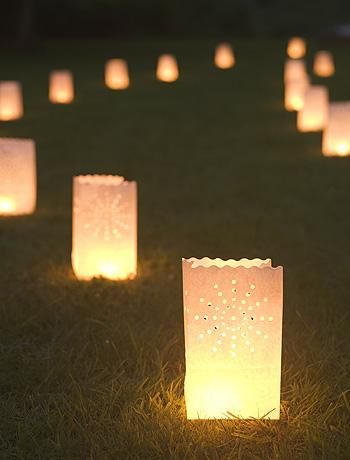 Paper lanterns = a great idea for an evening wedding. :) Paper Bag Lanterns, Diy Wedding Lighting, Outdoor Wedding Lighting, Diy Outdoor Weddings, Candle Bags, Diy Outdoor Lighting, Candle Luminaries, Lantern Ideas, Outdoor Candles