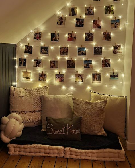 Twinkle Light Picture Wall, Picture Wall Ideas Bedroom With Lights, Fairy Lights Photo Wall, Diy Room Renovation Bedrooms, Photo Wall Lights, Fairy Light Photo Wall, Room String Lights, Fairy Lights Photos, Photo Lights