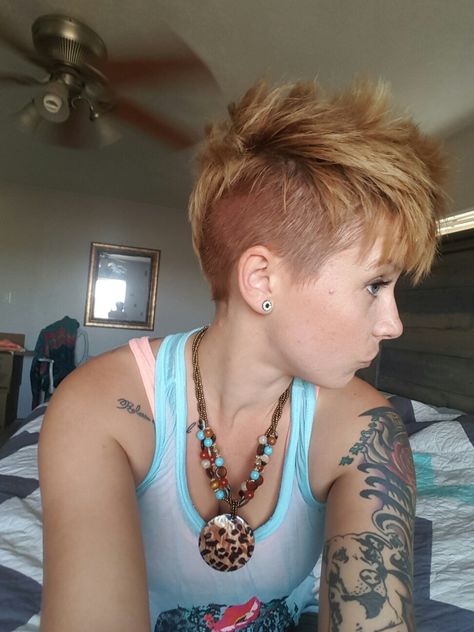 Mohawk Haircut Women, Short Mohawk Women, Mowhak Hairstyle Women, Modern Mohawk For Women, Women Mohawk Hairstyles, Nimona Haircut, Female Mohawk Shaved Sides Long Hair, Feminine Mohawk, Mohawk Female