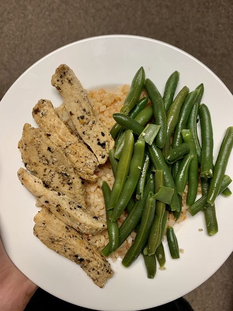 Lemon pepper chicken and fresh green beans over a bed of #cauliflowerrice #healthyfilling #simplelunch #chickenrecipeseasy #winnerwinnerchickendinner Green Bean Aesthetic, Beans Aesthetic, Grean Beans, Meal Aesthetic, Veg Salad Recipes, Wellington Food, Lunch Aesthetic, Beans Salad, Healthy Food Menu