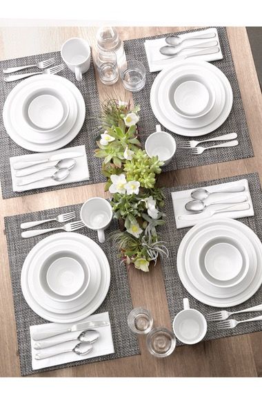 Classic dinner party design Dinner Party Design, Interior Design Dining, Table Setting Inspiration, Interior Design Dining Room, Dinner Table Setting, Table Setting Decor, Dinner Table Decor, White Dinnerware, Table Set Up