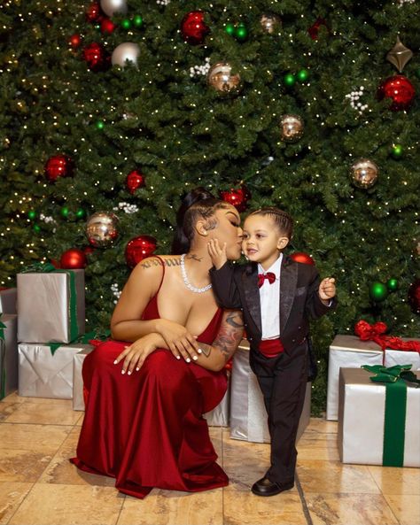 Boy Mom Pictures, Mommy Son Pictures, Mom And Son Outfits, Christmas Pictures Outfits, Christmas Poses, Christmas Family Photoshoot, Mommy And Baby Pictures, Mommy And Me Photo Shoot, Mommy Daughter Outfits