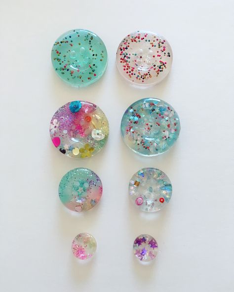 Resin Buttons, Resin Creations, Resin Work, Resin Pendants, Diy Resin Projects, Work Art, Diy Buttons, Resin Projects, Resin Pendant