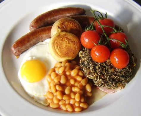 A full Welsh breakfast is similar in many respects to other British fried breakfasts. It is made truly unique, however, by the inclusion of laverbread and cockles on the plate, two things you would never find in English, Scottish or Northern Irish breakfasts. Breakfast Baked Beans, English Breakfast Beans, Irish Fry Up Breakfast, Welsh Rarebit Recipe Traditional, Typical English Breakfast, British Meals, Welsh Breakfast, Uk Breakfast, Baked Beans On Toast