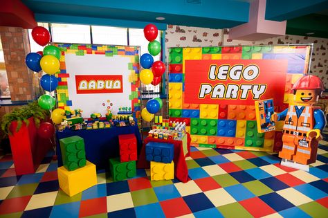 Lego party candy bar Lego Land Party Ideas, Lego Party Decorations Backdrops, Lego Birthday Party Backdrop, Lego Backdrop Ideas, Lego Party Backdrop, Lego Backdrop, Lego Party Decorations, Lego Party Favors, Lego Friends Party