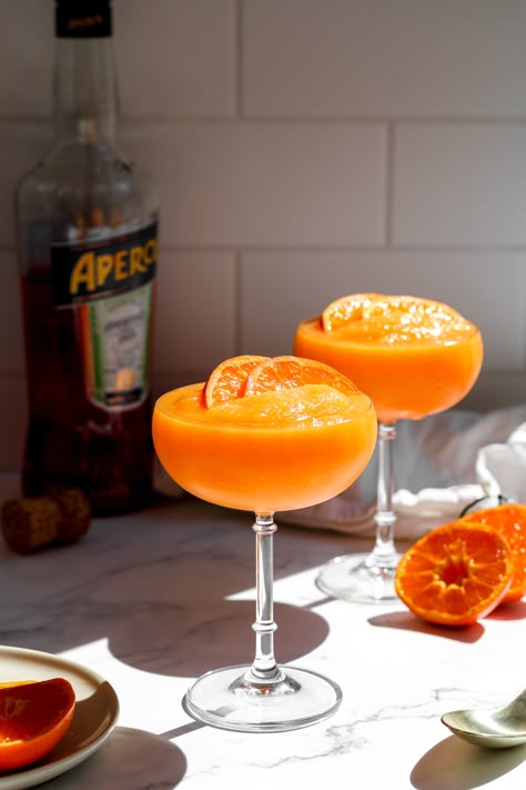 Frozen Aperol Spritz Frozen Aperol Spritz, Aperol Drinks, Christmas Homescreen, Frozen Cocktails, Cocktail Drinks Recipes, Alcohol Drink Recipes, Frozen Drinks, Christmas Home Decor, Aperol Spritz