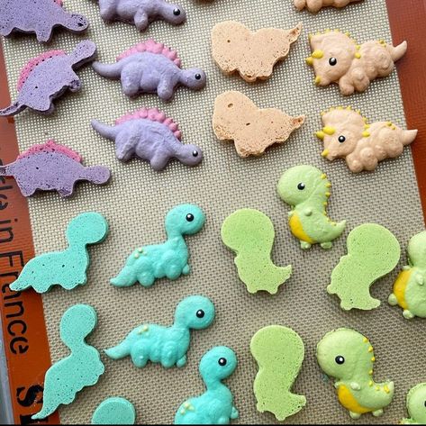 Dino Macarons, Dinosaur Macarons, Macaroni Art, Custom Macarons, Pastry Ideas, Christmas Presents For Kids, Macaroon Recipes, Pet Halloween Costumes, Macaron Recipe