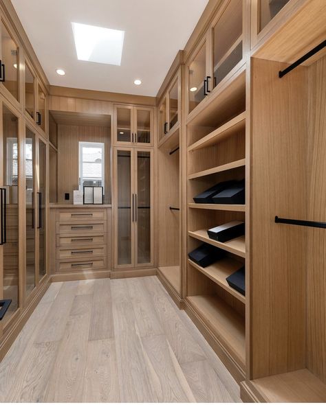 Men Closet Ideas, Master Closet Design, Bedroom Built Ins, His Closet, Closet Built Ins, Walking Closet, Dream Closet Design, Walk In Closet Design, Closet Colors