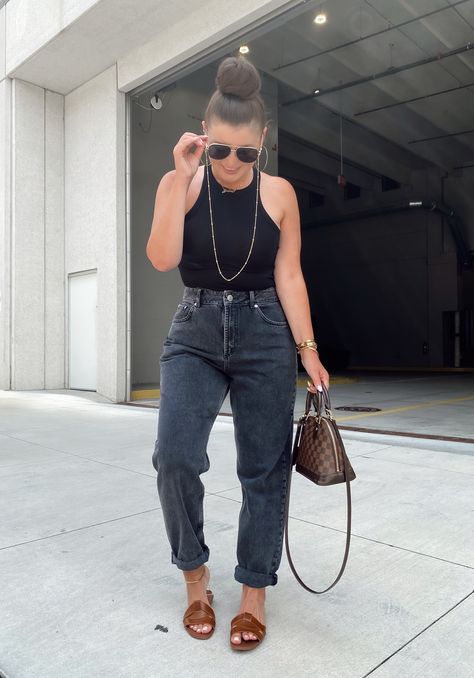 5 NEUTRAL OUTFIT IDEAS FOR SUMMER Black Mom Jeans Outfit, Mom Jeans Outfit Summer, Outfit Ideas For Summer, Casual Chic Outfits, Looks Jeans, Look Jean, Atlanta Fashion, Mom Jeans Outfit, Jeans Outfit Summer