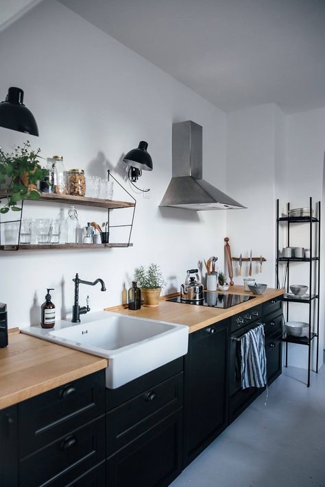 Dapur Skandinavia, Dapur Ikea, Country Kitchen Designs, White Sink, Scandinavian Kitchen, Kitchen Stories, Simple Kitchen, Trendy Kitchen, Ikea Kitchen