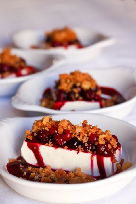 Suivez-moi sur Insta Aujourd’hui je vous propose un dessert élaborpar mes soinsJ’ai fusionnmes deux desserts préférés ensembleafin d’avoir un résultat fin et raffinIl y a le fondant avec la panna cottal’aciditavec les fruits rouges et le... Goth Corsets, Dessert Restaurants, Compote Recipe, Fruit Crumble, Desserts With Biscuits, Fashion Goth, Creme Dessert, Garter Belts, Corset Waist