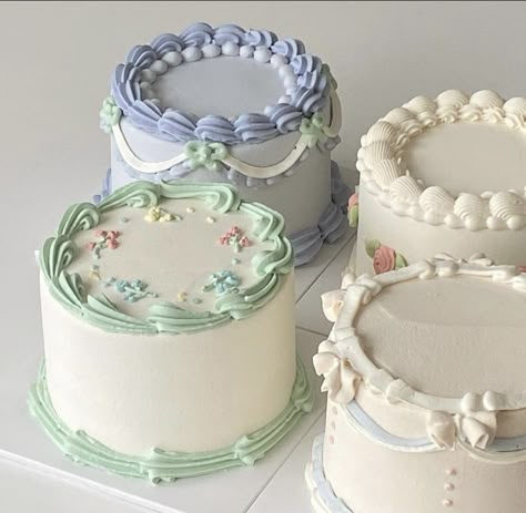 Bolo Vintage, Vintage Birthday Cakes, Simple Cake Designs, Mini Cakes Birthday, Pretty Dessert, Cute Baking, Simple Birthday Cake, Cake Decorating Designs, Cupcake Ideas