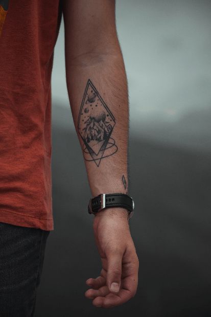 Tato Lengan Bawah, Small Wave Tattoo, Side Wrist Tattoos, Tato Dengan Makna, Cool Wrist Tattoos, Taurus Tattoos, Wrist Tattoos For Guys, Tato Lengan, Tattoos For Black Skin