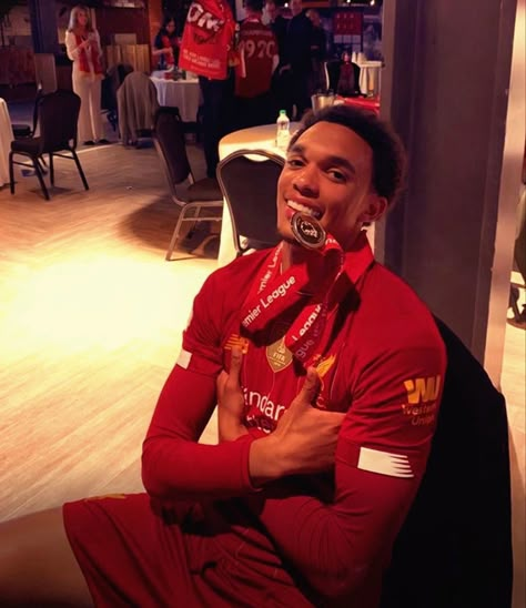 Liverpool Football Team, Lfc Wallpaper, Trent Arnold, Liverpool Fc Team, Trent Alexander Arnold, Liverpool Players, Football Boyfriend, Soccer Boyfriend, Alexander Arnold