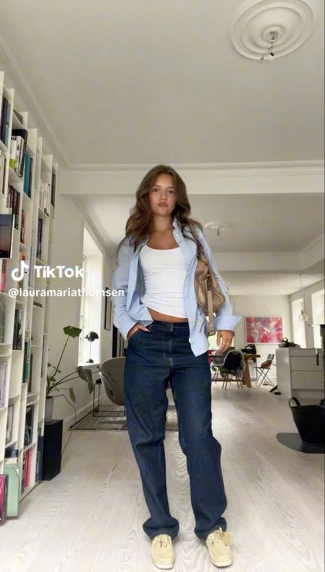 Outfit Avec Jean Bleu, Fits With Blue Jeans, Outfit Jeans Bleu, Uni Student Outfit, Outfit Jean Bleu, Light Blue Button Up Shirt Outfit, Navy Jeans Outfit, College Outfits Uk, Navy Top Outfit