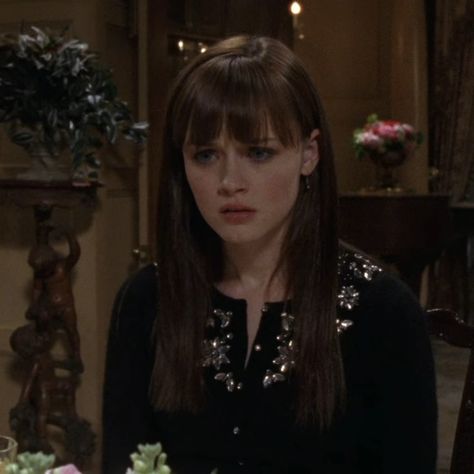 Rory Hairstyles, Rory Gilmore Hair, Bangs 2024, Gilmore Rory, Autumn Coquette, Gilmore Girls Lorelai, Gilmore Girls Fashion, Gilmore Girls Outfits, Cool Hairstyles For Girls