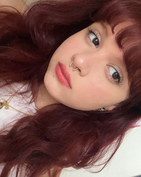 🦢 || i need to get a gold septum piercing #explore Septum Peicerings, Septum Piercing Dainty, Pretty Septum Piercing, Tiny Septum Piercing, Septum Piercing Girl, Gold Septum Piercing, Small Septum Piercing, Nose Ideas, Septum Nose Piercing