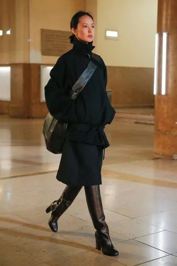 Lemaire Fall 2020 Ready-to-Wear collection, runway looks, beauty, models, and reviews. Christophe Lemaire, Mode Tips, Woman In Black, Edgy Chic, Vogue Germany, Outfit Jeans, Mode Inspo, 가을 패션, Fashion Show Collection