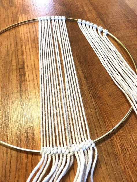 An easy tutorial for a beautiful DIY macrame wall hanging that's perfect for beginners to try! #easydiy #macrame Easy Macrame Wall Hanging, Diy Macrame Wall Hanging, Art Macramé, Macrame Wall Hanging Tutorial, Macrame Knots Tutorial, Macrame Wall Hanging Diy, Macrame Wall Hanging Patterns, Hanging Diy, Yarn Wall