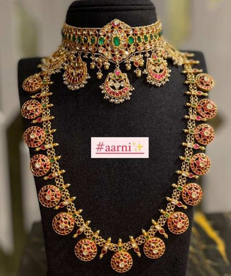 Gold Kundan Jewellery, Gold Kundan Choker, Gold Jewelry Aesthetic, Neck Pieces Jewelry, Antique Necklaces Design, Indian Bridal Jewelry Sets, Bridal Jewellery Design, Antique Jewellery Designs, Beautiful Gold Necklaces