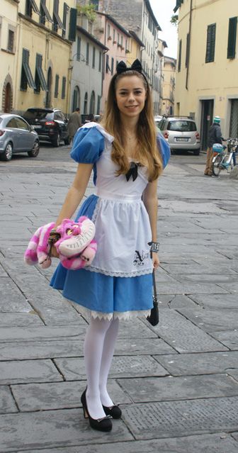 Cosplay Alice In Wonderland, Purim Costumes, Alice Costume, Alice Cosplay, Alice In Wonderland Costume, Wonderland Costumes, Princess Cosplay, White Tights, Fantasias Halloween