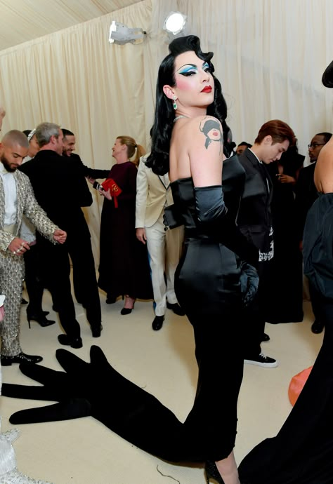 Violet Chachki at the 2019 Met Gala Gloves Dress, Violet Chachki, Gala Themes, Met Gala Dresses, Met Gala Red Carpet, The Met Gala, Celebrity Style Red Carpet, Drag Queens, Gala Dresses