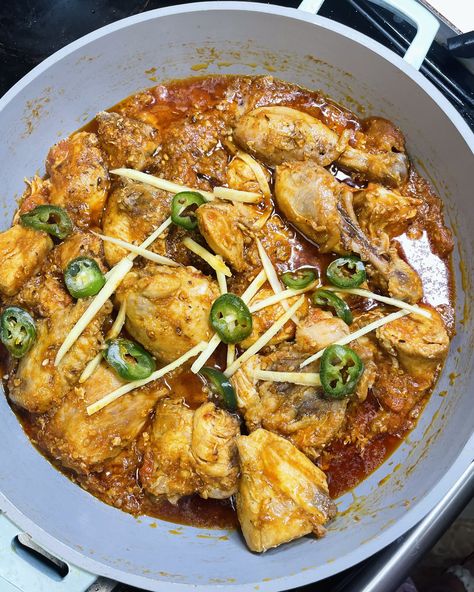 Restaurant style chicken karahi Chicken Karai, White Chicken Curry, White Chicken Karahi, Chicken Kadai Recipe, Kadai Chicken, Chicken Karahi Recipe, Karahi Recipe, Pakistani Cuisine, Pakistani Dishes