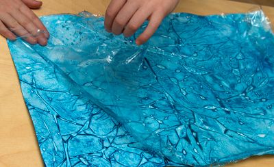 Plastic Wrap Painting Saran Wrap Painting, Plastic Wrap Painting, Underwater Painting, Plastic Folders, Geometric Abstraction, Saran Wrap, Painting Activities, Kid Art, Painting Plastic