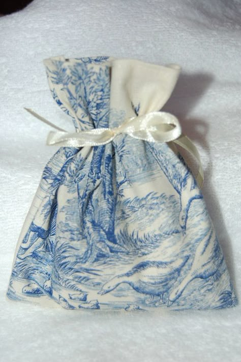 Blue French Wedding, Wedding Toile, Favor Bags Diy, Money Graphic, Blue And White Dinnerware, Unique Party Ideas, Blue Dior, Blue White Weddings, French Bohemian