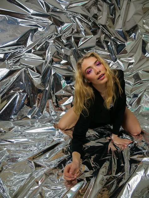 Chrome Backdrop Photoshoot, Silver Metallic Photoshoot, Silver Foil Background Photoshoot, Sci Fi Photoshoot Ideas, Shiny Background Photoshoot, Chrome Background Photoshoot, Silver And Black Photoshoot, Metallic Backdrop Photoshoot, Aluminum Foil Background Photoshoot